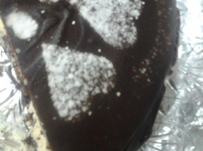 Torta al cioccolato con cioccolato sopra